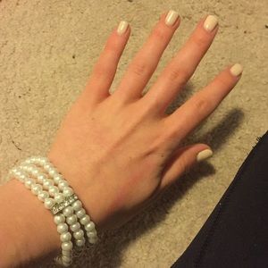 Elastic pearl bracelet with crystals